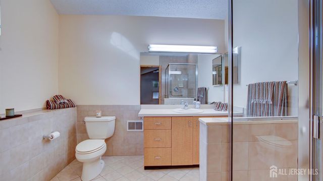 20 Abraham Lincoln Court, Monroe, NJ 08831