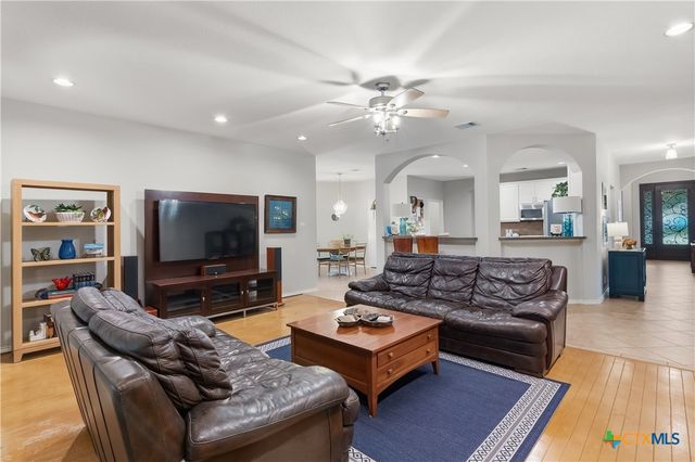 113 Las Brisas Boulevard, Seguin, TX 78155