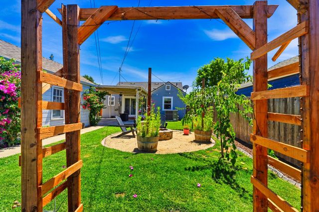 327 Eureka Ave, Lodi, CA 95240