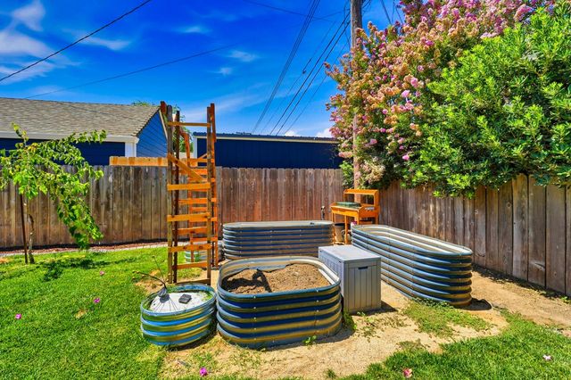 327 Eureka Ave, Lodi, CA 95240