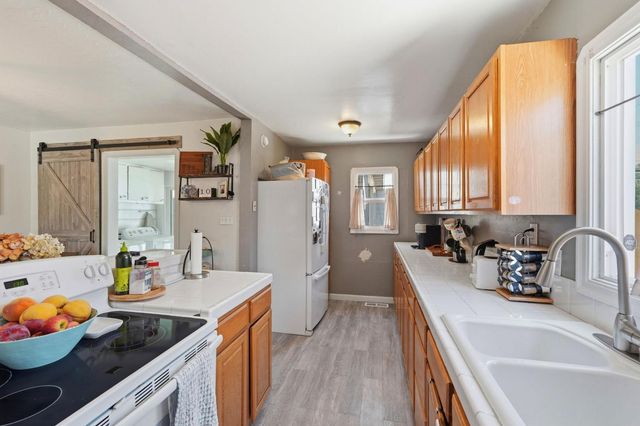 327 Eureka Ave, Lodi, CA 95240