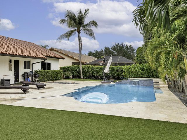 6440 Olde Moat Way, Davie, FL 33331