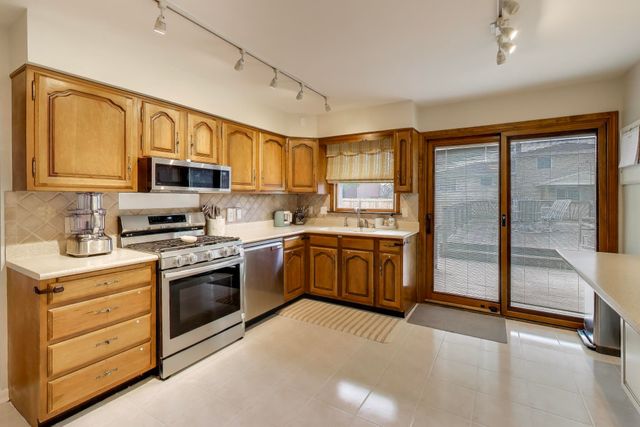 2530 Capri Drive, Schererville, IN 46375