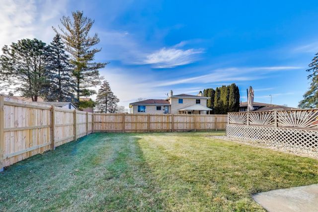 2530 Capri Drive, Schererville, IN 46375