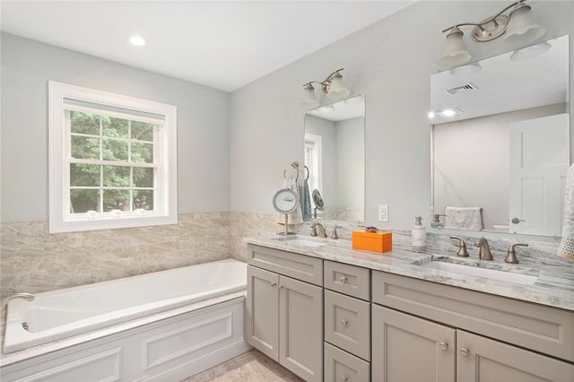 42 East Lantern Road, Lincoln, RI 02865