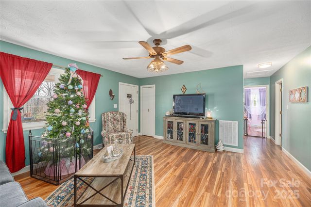 2746 Turnpike Road, Horse Shoe, NC 28742