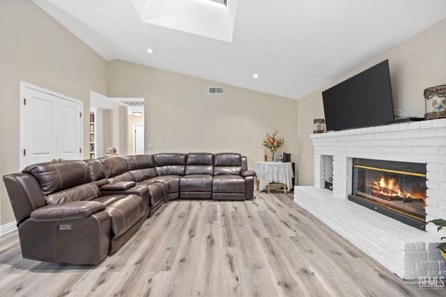 3105 Whisper Oak Way, Bakersfield, CA 93311