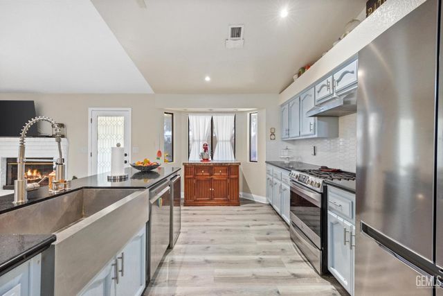 3105 Whisper Oak Way, Bakersfield, CA 93311