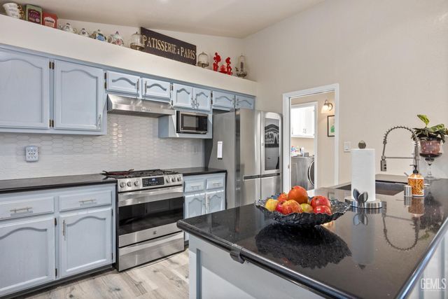 3105 Whisper Oak Way, Bakersfield, CA 93311