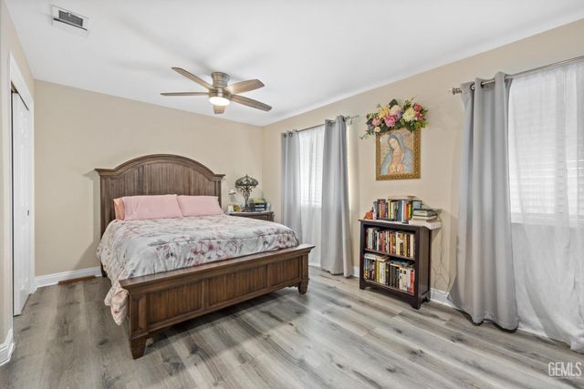 3105 Whisper Oak Way, Bakersfield, CA 93311