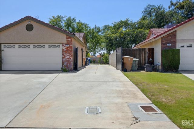 3105 Whisper Oak Way, Bakersfield, CA 93311