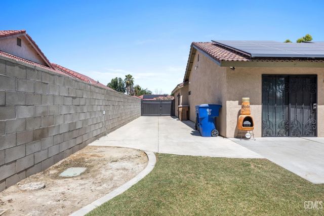 3105 Whisper Oak Way, Bakersfield, CA 93311