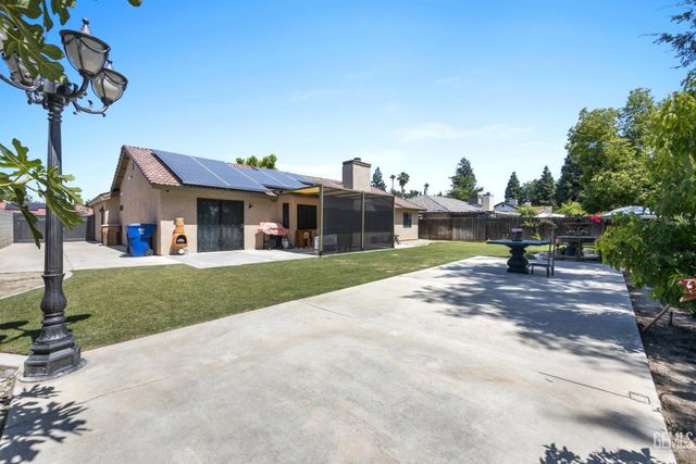 3105 Whisper Oak Way, Bakersfield, CA 93311