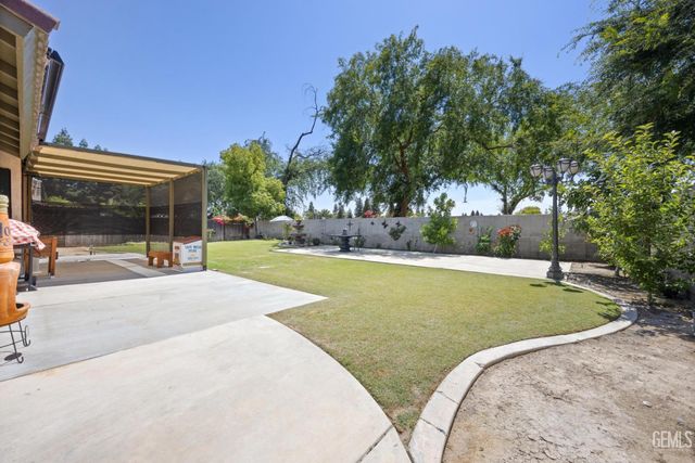 3105 Whisper Oak Way, Bakersfield, CA 93311