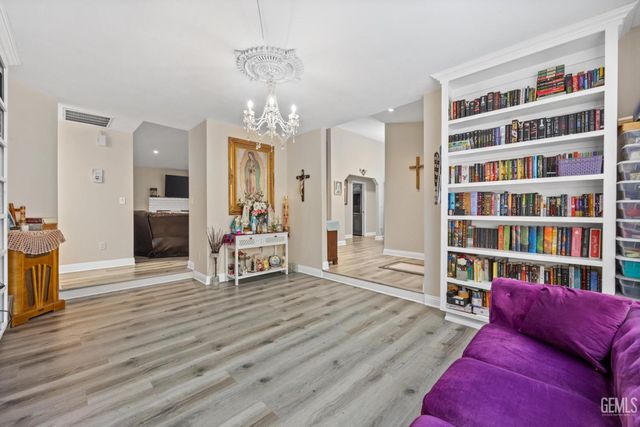 3105 Whisper Oak Way, Bakersfield, CA 93311