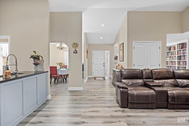 3105 Whisper Oak Way, Bakersfield, CA 93311