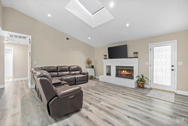 3105 Whisper Oak Way, Bakersfield, CA 93311