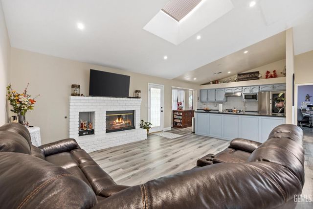 3105 Whisper Oak Way, Bakersfield, CA 93311