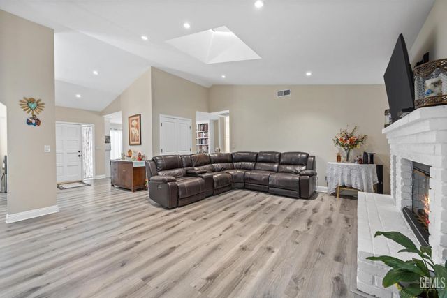 3105 Whisper Oak Way, Bakersfield, CA 93311