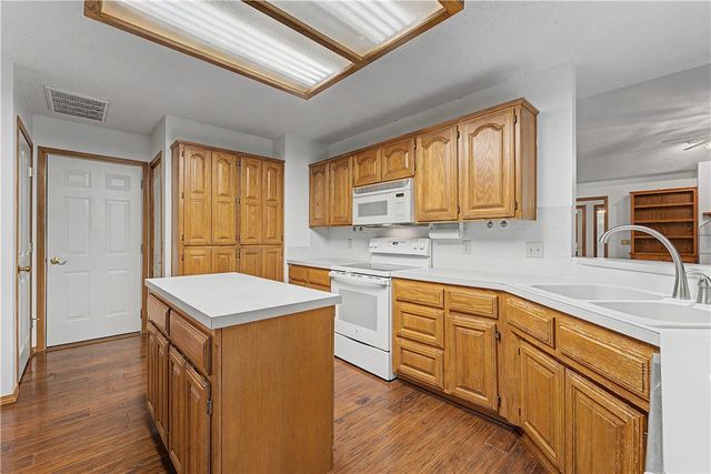 72 McKenzie Drive, Bella Vista, AR 72715