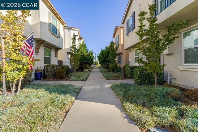 7832 Acorri Walk, Sacramento, CA 95823
