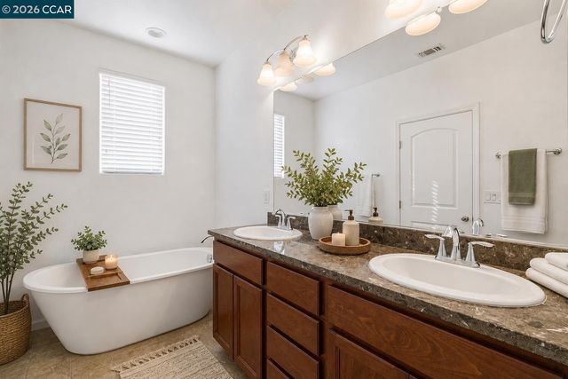 7832 Acorri Walk, Sacramento, CA 95823