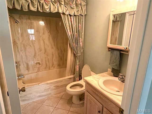 17466 Lageman Lane, Brighton, IL 62012