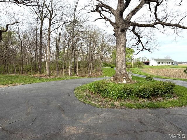17466 Lageman Lane, Brighton, IL 62012