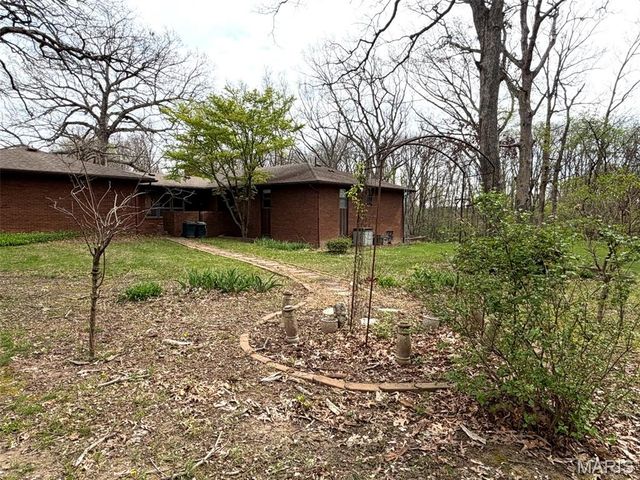 17466 Lageman Lane, Brighton, IL 62012