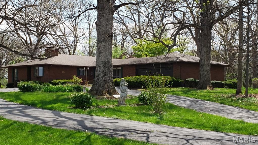 17466 Lageman Lane, Brighton, IL 62012