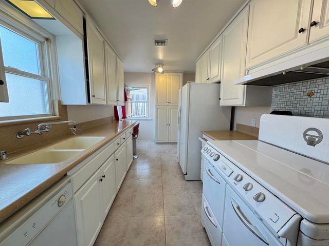 6233 Stewart, San Diego, CA 92115