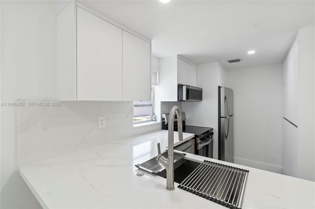 3597 SW 17th St 3597, Miami, FL 33145