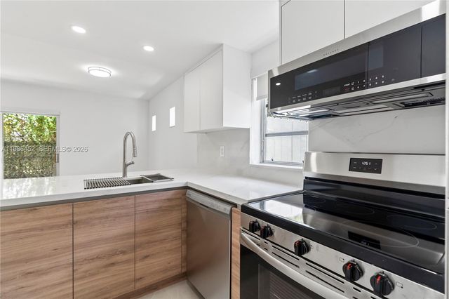 3597 SW 17th St 3597, Miami, FL 33145