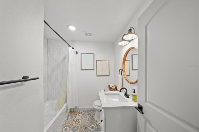 1801 E KNOLLWOOD STREET, Tampa, FL 33610