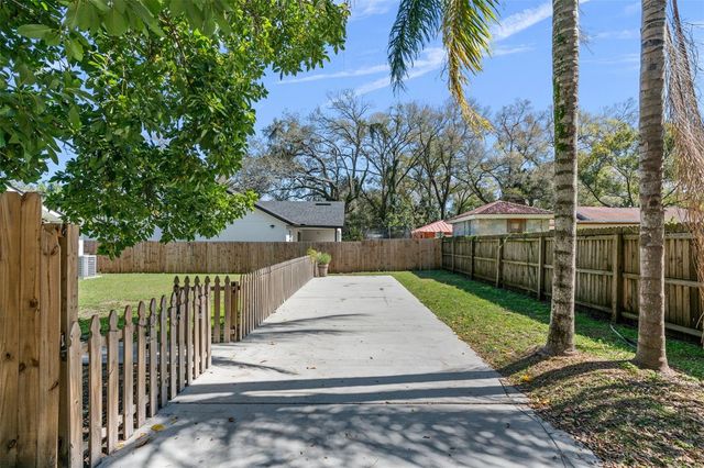 1801 E KNOLLWOOD STREET, Tampa, FL 33610