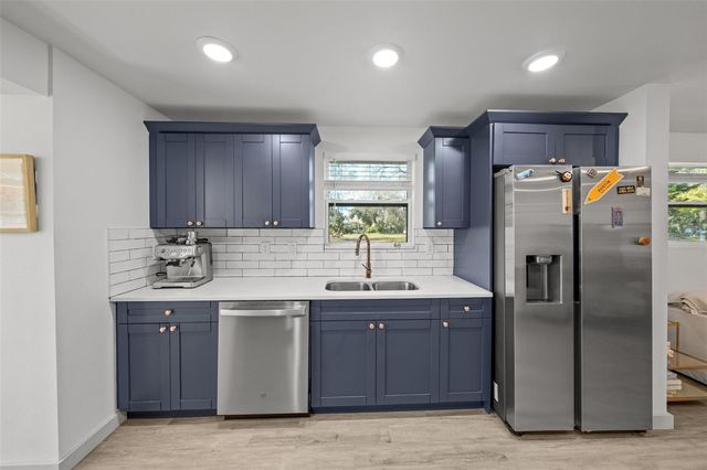 1801 E KNOLLWOOD STREET, Tampa, FL 33610