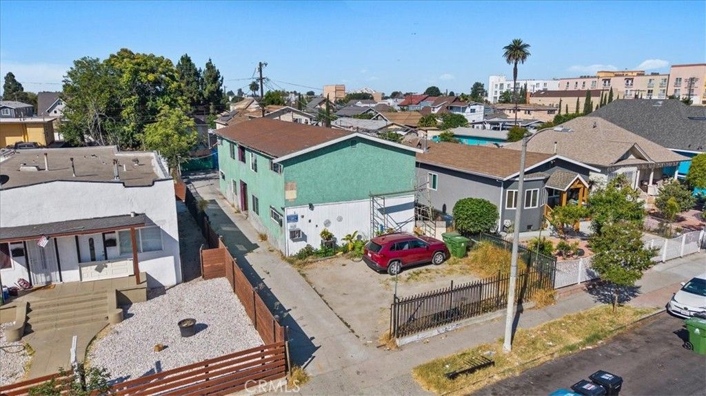 Image 27 of property listing at 1362 E 20th Street, Los Angeles, CA 90011