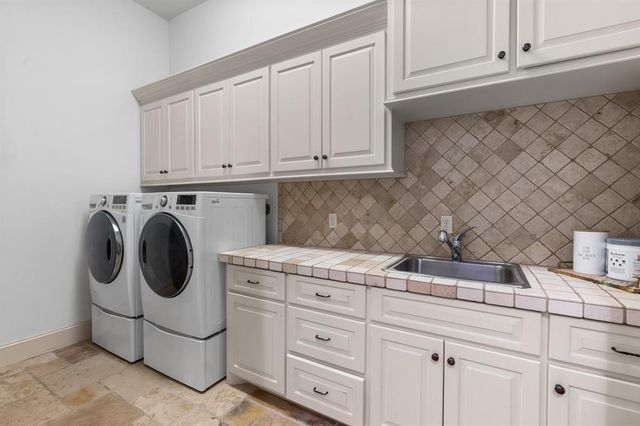 22 Johnathan Landing Court, The Woodlands, TX 77389