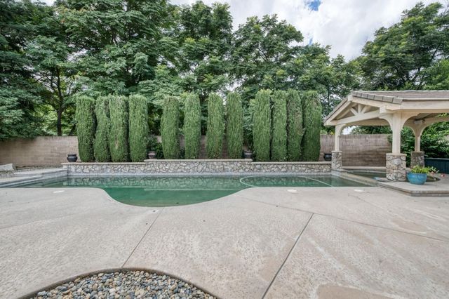 1026 N Cherry Lane, Clovis, CA 93611