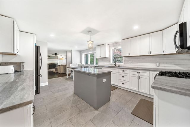 92 Norlen Park, Bridgewater, MA 02324