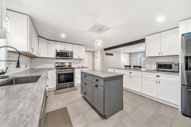 92 Norlen Park, Bridgewater, MA 02324