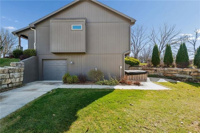 301 NW 179th Street, Smithville, MO 64089