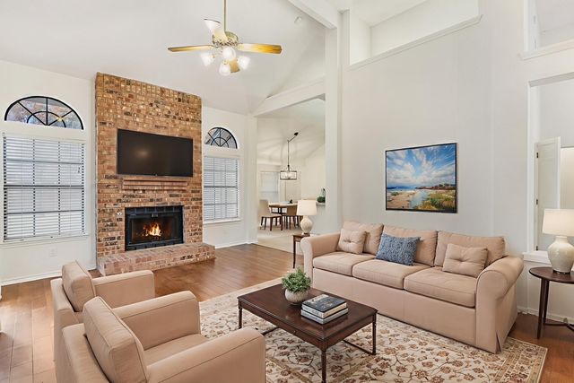 702 Giltin Court, Arlington, TX 76006