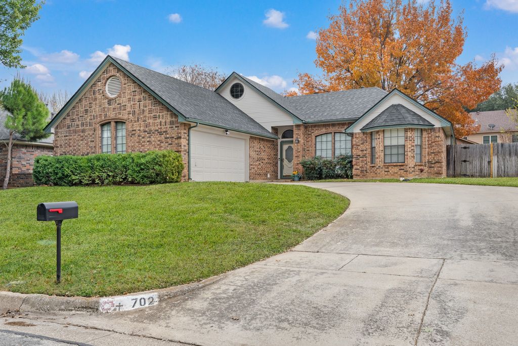 702 Giltin Court, Arlington, TX 76006