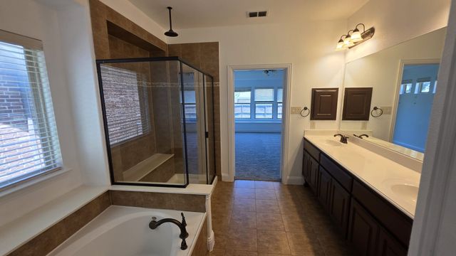 11516 Round Leaf Drive, Fort Worth, TX 76244