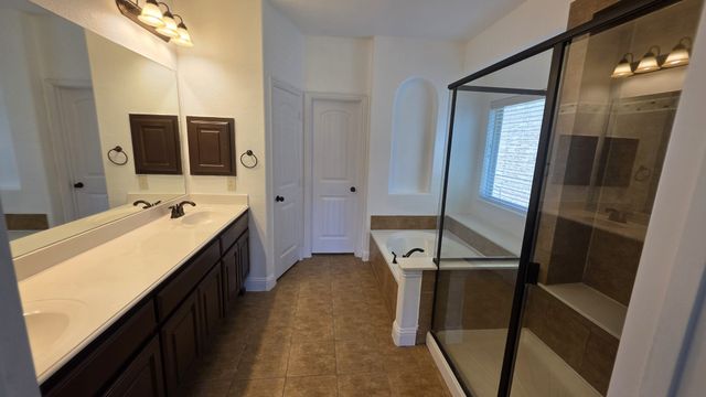 11516 Round Leaf Drive, Fort Worth, TX 76244