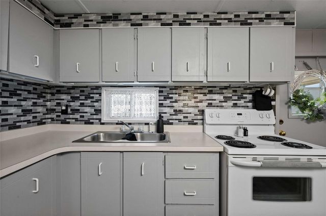 37135 SANDRA AVENUE, Zephyrhills, FL 33542