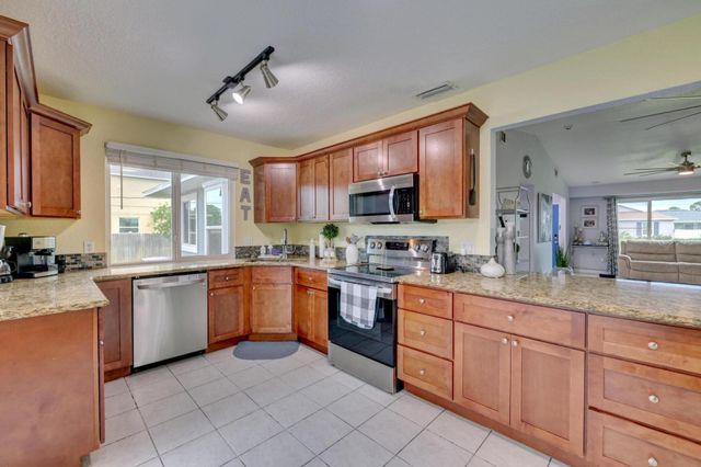 1041 SW General Patton Terrace, Port St Lucie, FL 34953