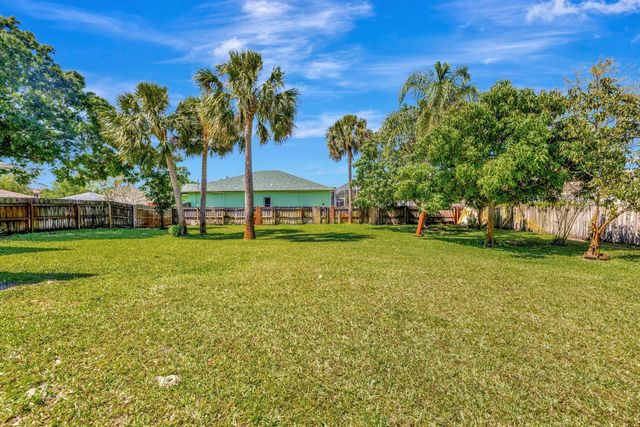 1041 SW General Patton Terrace, Port St Lucie, FL 34953