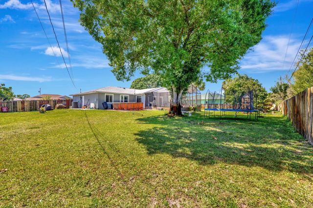 1041 SW General Patton Terrace, Port St Lucie, FL 34953